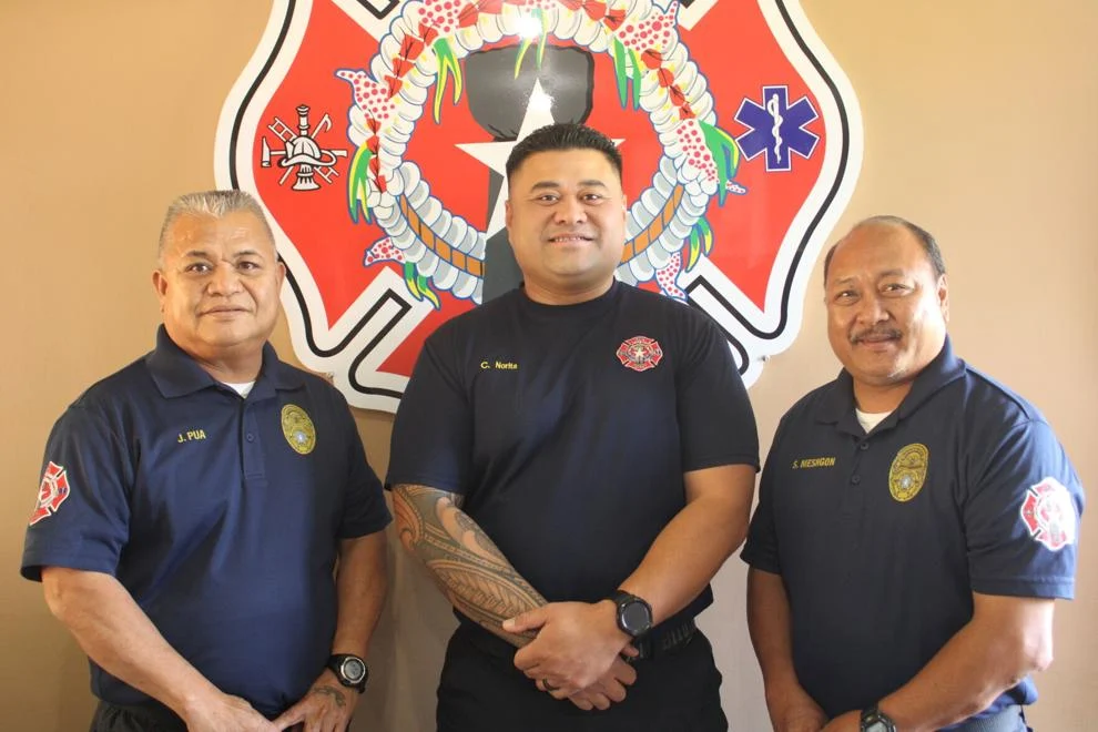Cody T. Norita(가운데) 소방 및 응급 의료 서비스 부국장이 권위 있는 미국 국토안보부-연방재난관리청 국립소방학교(National Fire Academy)의 소방관 프로그램의 첫 번째 CNMI 대표가 된다. 사진(왼쪽, Juan Pua DFEMS Commissioner)과 Steve Mesngon 부국장