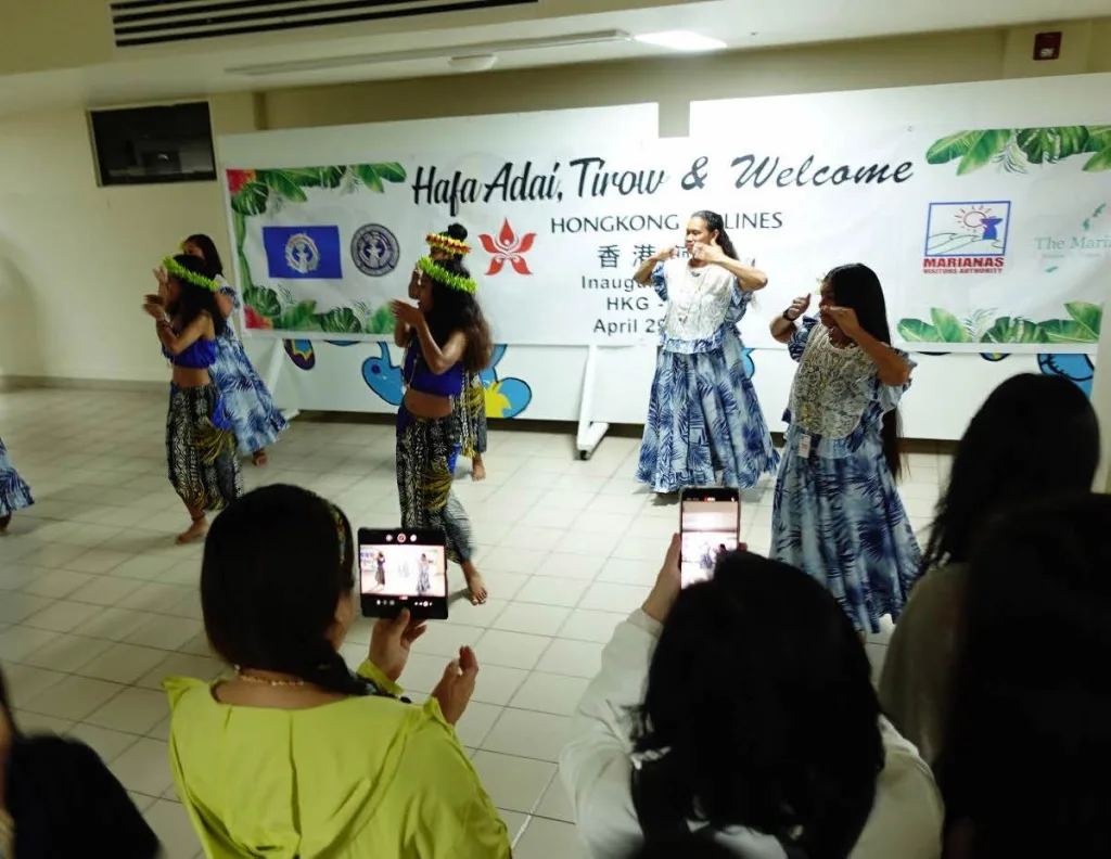 2024년 4월 29일 페틀라스 마리아나스 미크로네시아(Petlas Marianas Micronesia)와 시미얀 마리아나스(Simiyan Marianas)의 댄서들이 홍콩 항공의 승객들을 환영하고 있습니다.